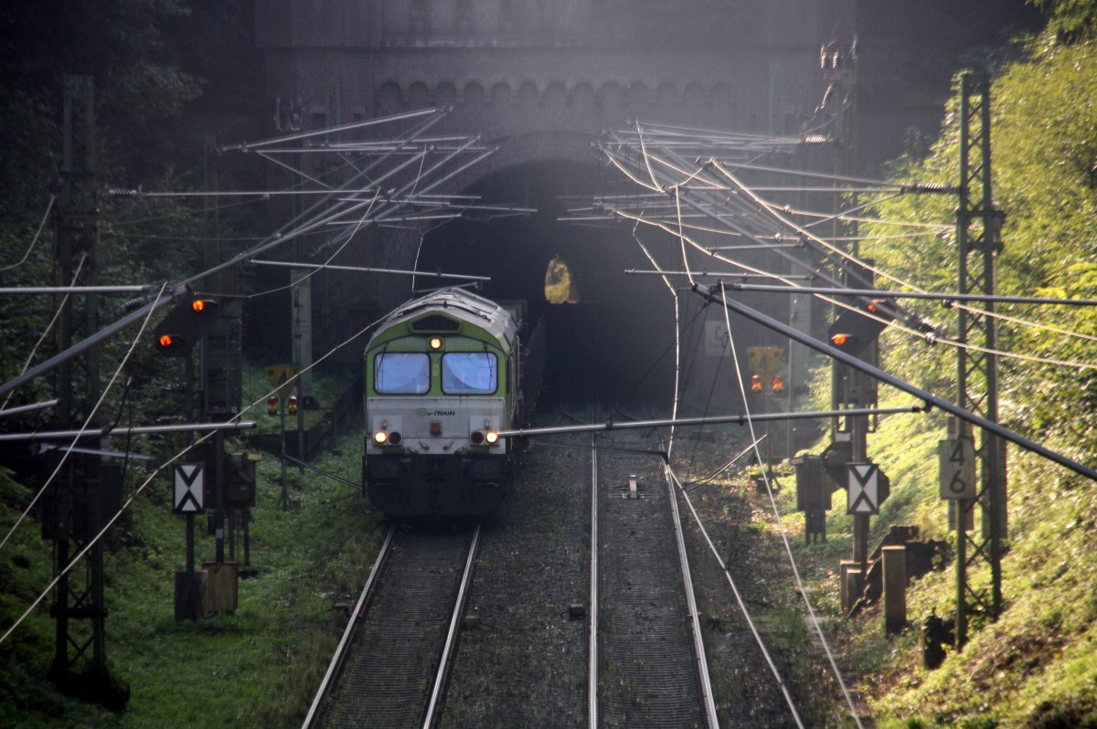 Die Class 66 6603 von Captrain kommt aus dem Gemmenicher-Tunnel mit einem Aluminiumzug aus Dunkerque(F)Kinkempois(B) nach Nievenheim bei Dormagen und fährt die Gemmenicher-Rampe herunter nach Aachen-West. Aufgenommen bei Reinartzkehl an der Montzenroute bei Gegenlicht am 3.10.2014.