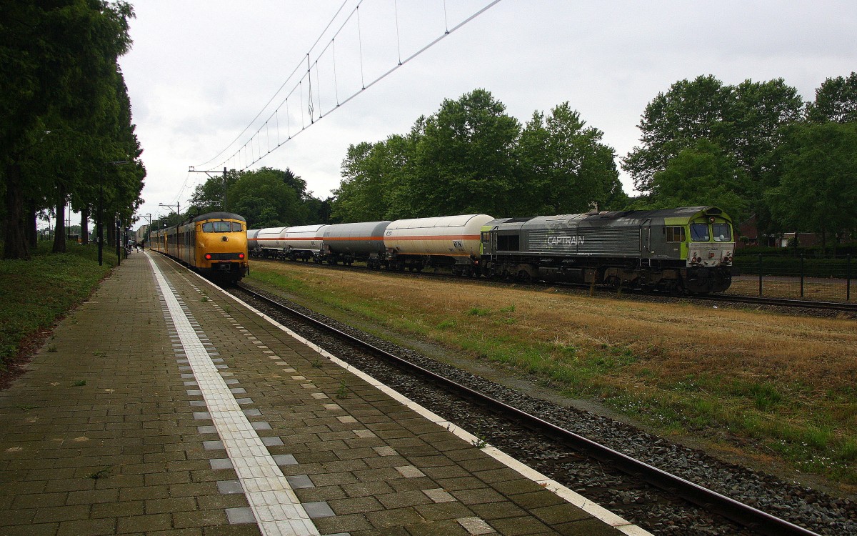 Die Class 66 6603 von Captrain fährt mit einem Kurzen Gaszug aus Geleen-Lutterade(NL) nach Antwerpen-Alaska(B) und fährt in Richtung Sittard(NL). Aufgenommen in Geleen-Lutterade(NL).
Bei Regenwetter am 14.7.2015.