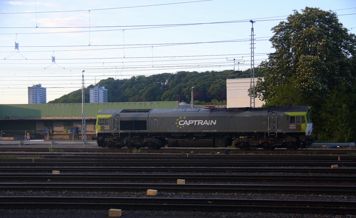 Die Class 66 6609/PB05 von Captrain  kommt als Lokzug aus Vise(B) und fährt in Aachen-West ein. 
Aufgenommen vom Bahnsteig in Aachen-West in der Abendsonne am Abend vom 19.5.2015.