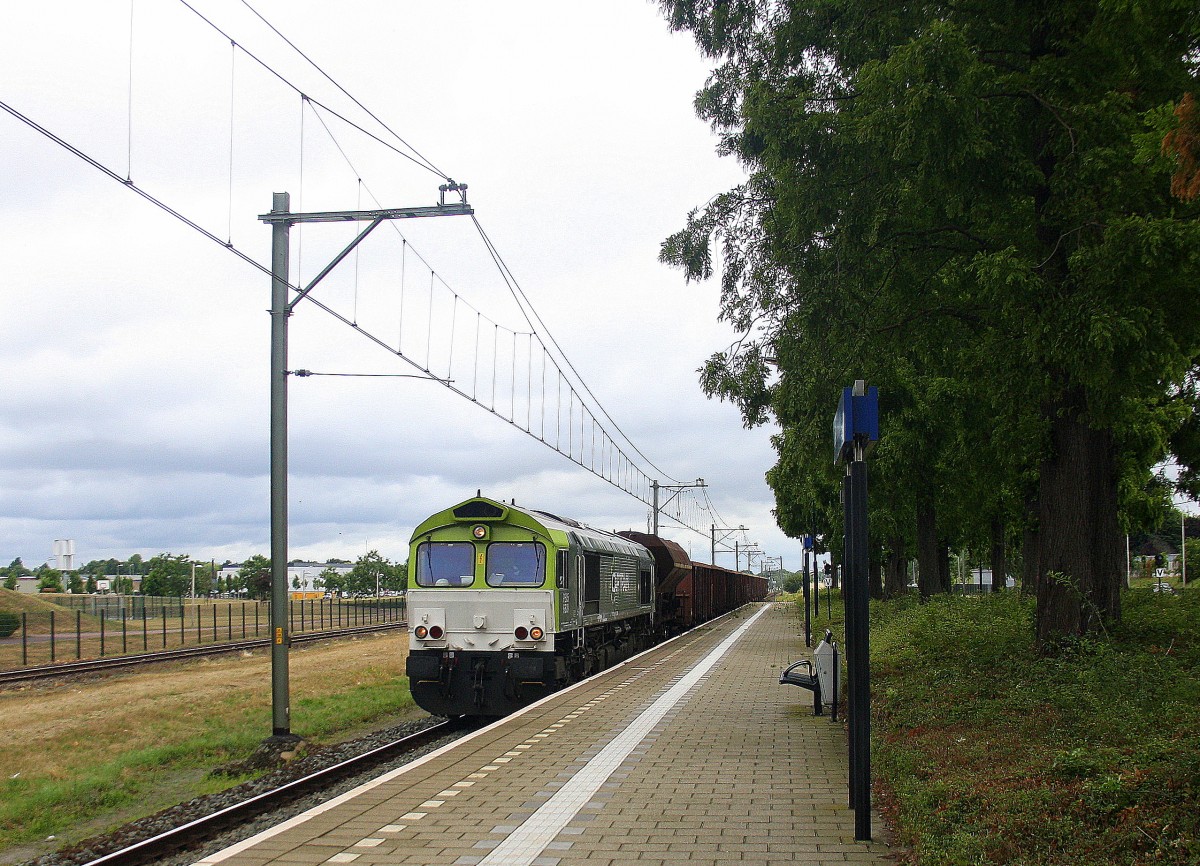 Die Class 66 6609/PB05 von Captrain  kommt mit viel Qualm durch Geleen-Lutterade(NL) mit einem langen Kohlenzug aus Born(NL) nach Bressoux(B)/Bettembourg(L) und fährt in Richtung Maastricht(NL),Vise(B). Aufgenommen in Geleen-Lutterade(NL). 
Am Mittag vom 14.7.2015.