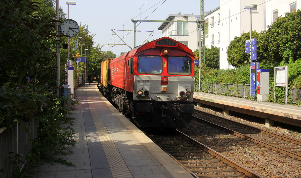 Die Class 66 DE6301  Debora  von Crossrail kommt aus Richtung Aachen-West mit einem langen MSC-Containerzug aus Antwerpen-Krommenhoek(B) nach Germersheim(D) und fährt durch Aachen-Schanz in Richtung Aachen-Hbf,Aachen-Rothe-Erde,Stolberg-Hbf(Rheinland)Eschweiler-Hbf,Langerwehe,Düren,Merzenich,Buir,Horrem,Kerpen-Köln-Ehrenfeld,Köln-West,Köln-Süd. Aufgenommen vom Bahnsteig von Aachen-Schanz. 
Bei Sommerwetter am Nachmittag vom 7.8.2018.