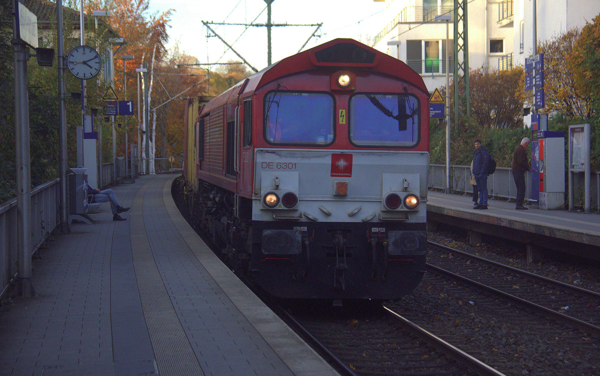 Die Class 66 DE6301  Debora  von Crossrail kommt aus Richtung Aachen-West mit einem langen MSC-Containerzug aus Antwerpen-Krommenhoek(B) nach Germersheim(D) und fährt durch Aachen-Schanz in Richtung Aachen-Hbf,Aachen-Rothe-Erde,Stolberg-Hbf(Rheinland)Eschweiler-Hbf,Langerwehe,Düren,Merzenich,Buir,Horrem,Kerpen-Köln-Ehrenfeld,Köln-West,Köln-Süd. Aufgenommen vom Bahnsteig von Aachen-Schanz. 
Bei schönem Herbstwetter am Nachmittag vom 14.11.2018.