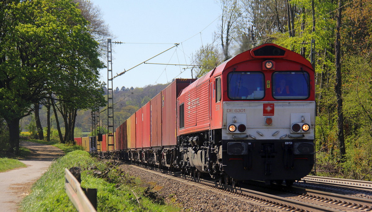 Die Class 66 DE6301  Debora  von Crossrail ommt die Gemmenicher-Rampe herunter nach Aachen-West mit einem MSC-Containerzug aus Antwerpen-Krommenhoek(B) nach Germersheim(D). Aufgenommen an der Montzenroute am Gemmenicher-Weg.
Bei schönem Frühlingswetter am Mittag vom 19.4.2019.