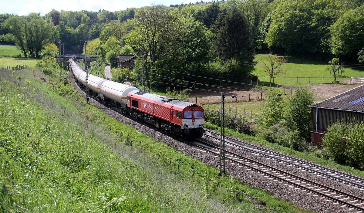 Die Class 66 DE6301  Debora  von Crossrail  kommt die Gemmenicher-Rampe herunter nach Aachen-West mit einem schweren-Gaszug aus Antwerpen-Waaslandhaven(B) nach Visp(CH).
Aufgenommen von einer Wiese in Reinartzkehl.
Bei schönem Frühlingswetter am Nachmittag vom 12.5.2019.