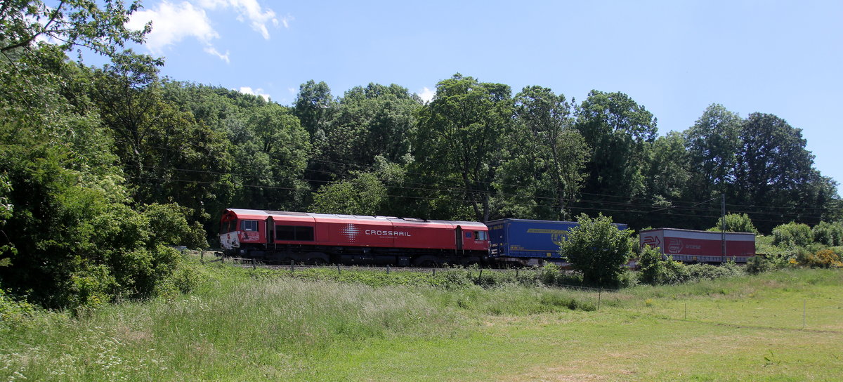 Die Class 66 DE6301  Debora  von Crossrail  kommt die Gemmenicher-Rampe herunter nach Aachen-West mit einem Güterzug aus Zeebrugge(B) nach Novara(I).
Aufgenommen bei Reinartzkehl in Aachen am Gemmenicher-Weg. 
Bei Sommerwetter am Nachmittag vom 2.6.2019.
Und das ist mein 10200tes Bahnbild bei http://WWW.Bahnbilder de.