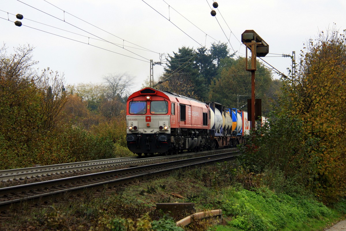 Die Class 66 DE6301  Debora  von Crossrail kommt mit viel Gas Gemmenicher-Rampe hochgefahren aus Richtung Aachen-West in Richtung Montzen/Belgien mit einem langen Containerzug aus Novara(I) nach Antwerpen(B).
Aufgenommen an der Montzenroute am Gemmenicher-Weg bei Wolken am 17.11.2013.