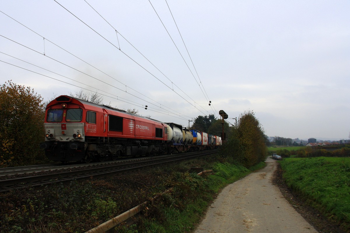 Die Class 66 DE6301  Debora  von Crossrail kommt mit viel Qlaum  hochgefahren Gemmenicher-Rampe und kommt aus Richtung Aachen-West in Richtung Montzen/Belgien mit einem langen Containerzug aus Novara(I) nach Antwerpen(B). Aufgenommen an der Montzenroute am Gemmenicher-Weg bei Wolken am 17.11.2013.
