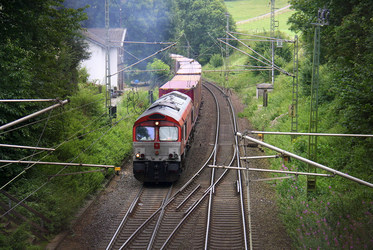 Die Class 66 DE6301  Debora  von Crossrail kommt mit viel Dieselpower die Gemmenicher-Rampe hochgefahren aus Richtung Aachen-West in Richtung Montzen/Belgien mit einem Containerzug aus Milano(I) nach Zeebrugge-Ramskapelle(B)  und fährt gleich in den Gemmenicher-Tunnel hinein und fährt in Richtung Montzen/Vise(B). 
Aufgenommen in Reinartzkehl an der Montzenroute. 
Am Nachmittag vom 11.8.2016.