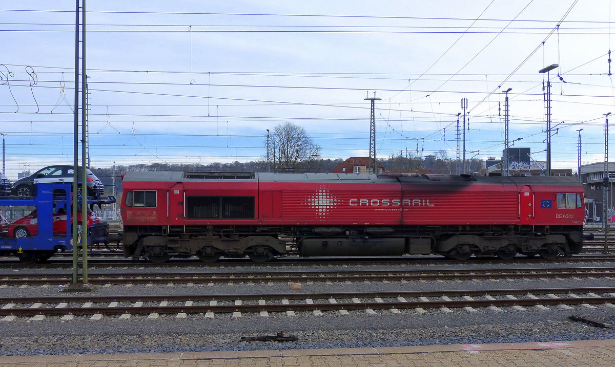 Die Class 66 DE6302  Federica  von Crossrail  steht in Aachen-West mit einem Fiat-Autozug aus Tychy(PL) nach Antwerpen(B). 
Aufgenommen vom Bahnsteig in Aachen-West. 
Bei Sonne und Regenwolken am Morgen vom 15.3.2018.