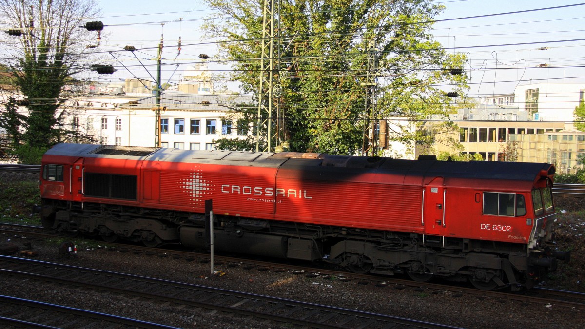 Die Class 66 DE6302 Federica von Crossrail mit Motor an in Aachen-West. Aufgenommen von der Bärenstrasse in Aachen bei schönem Frühlingswetter am 9.4.2014. 