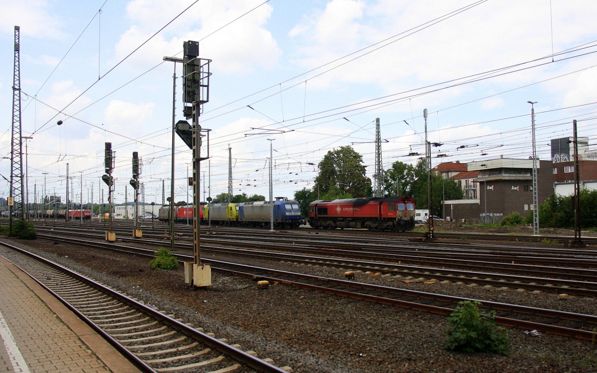 Die Class 66 DE6302  Federica  von Crossrail rangiert in Aachen-West.
Aufgenommen vom Bahnsteig in Aachen-West bei schönem Sonnenschien am Mittag vom 5.8.2014