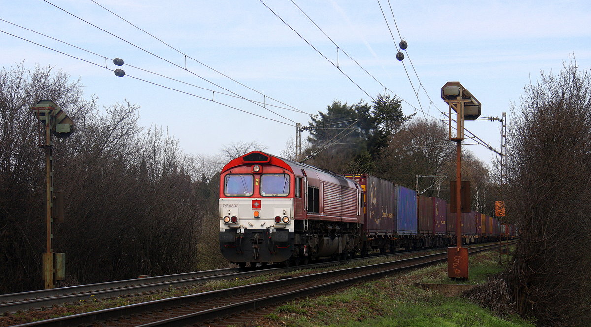 Die Class 66 DE6302  Federica  von Crossrail kommt mit viel Dieselpower die Gemmenicher-Rampe hochgefahren aus Richtung Aachen-West in Richtung Montzen/Belgien mit einem langen Containerzug aus Milano(I) nach Zeebrugge-Ramskapelle(B). Aufgenommen an der Montzenroute am Gemmenicher-Weg. 
Bei schönem Frühlingswetter am Nachmittag vom 11.4.2016.