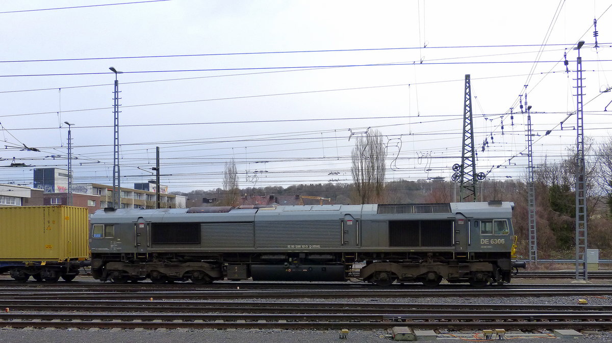 Die Class 66 DE6306 von Crossrail fährt mit einem Güterzug aus Antwerpen-Krommenhoek(B) nach Germersheim(D) und fährt in Richtung Aachen-Schanz,Aachen-Hbf,Aachen-Rothe-Erde,Stolberg-Hbf(Rheinland)Eschweiler-Hbf,Langerwehe,Düren,Merzenich,Buir,Horrem,Kerpen-Köln-Ehrenfeld,Köln-West,Köln-Süd. Aufgenommen vom Bahnsteig von Aachen-West.
Bei Regenwetter am Nachmittag vom 7.3.2018.