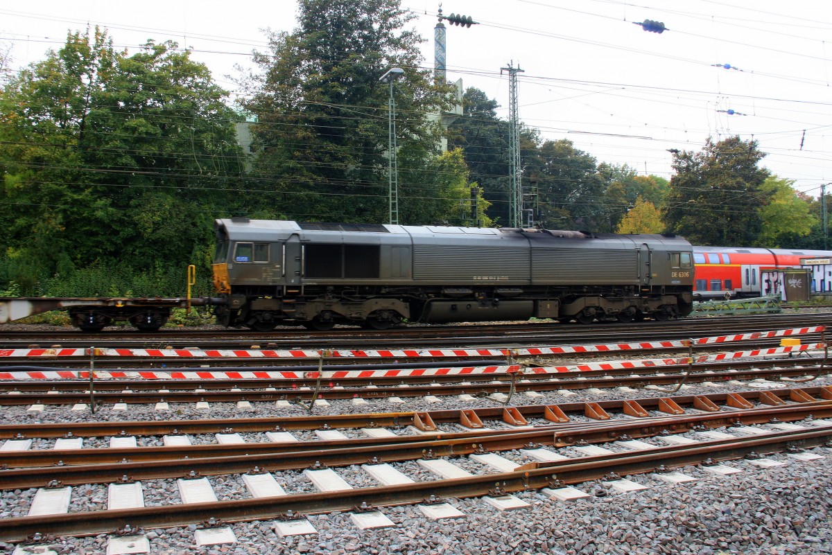 Die Class 66 DE6306 von DLC Railways kommt mit einem langen Containerzug aus Zeebrugge(B) nach Gallarate(I) und fhrt in Aachen-West bei Sonne und Wolken am 12.10.2013.