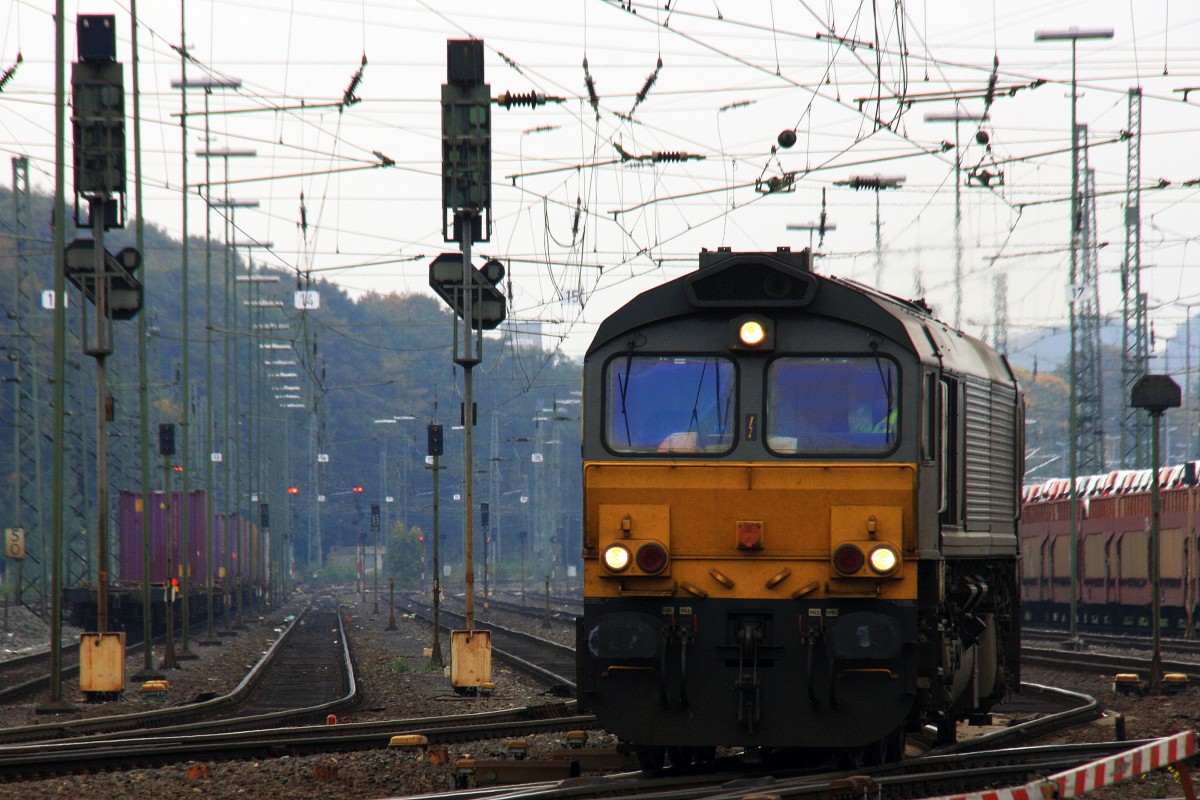 Die Class 66 DE6306 von DLC Railways fhrt als Lokzug aus Aachen-West nach Montzen(B) bei der Ausfahrt von Aachen-West und fhrt in Richtung Belgien bei Sonne und Wolken am 12.10.2013.