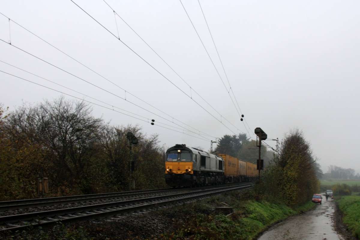 Die Class 66 DE6306 von DLC Railways kommt die Gemmenicher-Rampe hochgefahren mit einem P&O Containerzug aus Gallarate(I) nach Zeebrugge(B) aus Richtung Aachen-West und fhrt in Richtung Montzen(B).
Aufgenommen an der Montzenroute am Gemmenicher-Weg bei Nieselregen am Nachtmittag vom 24.11.2013.
