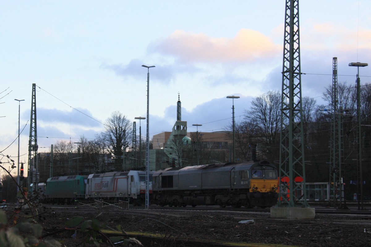 Die Class 66 DE6306 von DLC Railways und 185 579-0  Adriana ,145 CL-005 beide von Crossrail stehen auf dem abstellgleis in Aachen-West bei Sonne und Wolken am 29.12.2013.