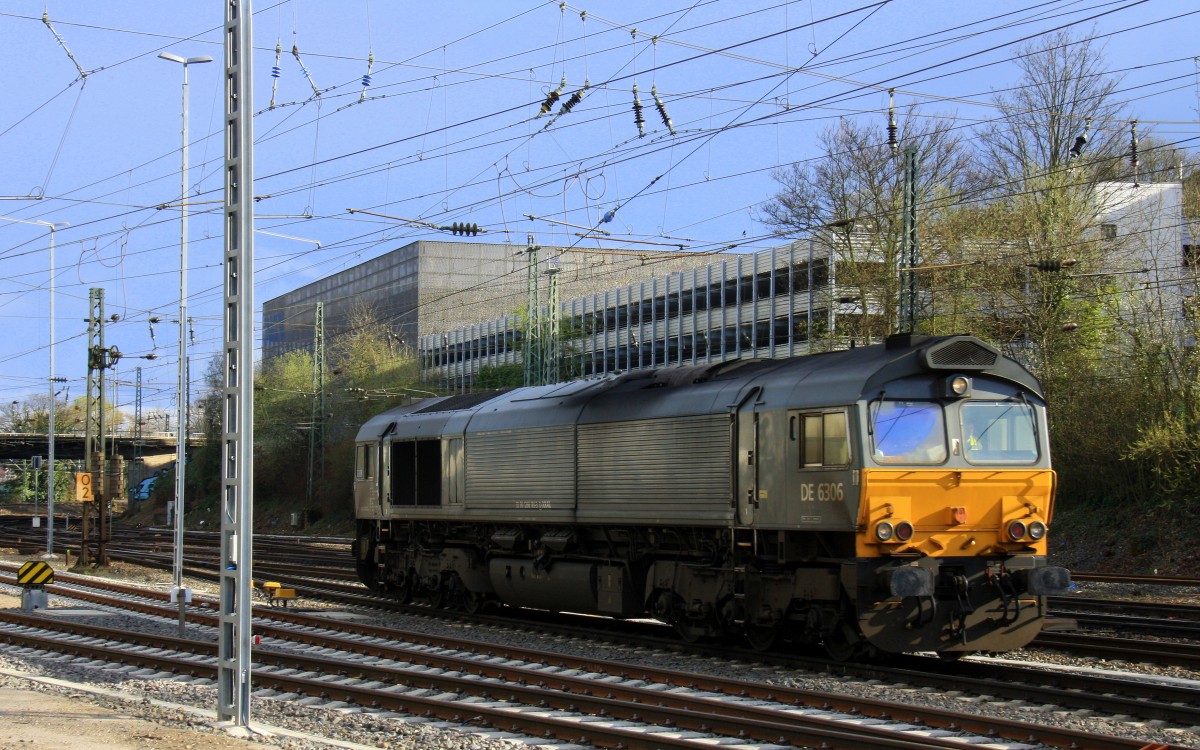 Die Class 66 DE6306 von DLC Railways rangiert in Aachen-West bei Sonne und Regenwolken am 23.3.2014. 