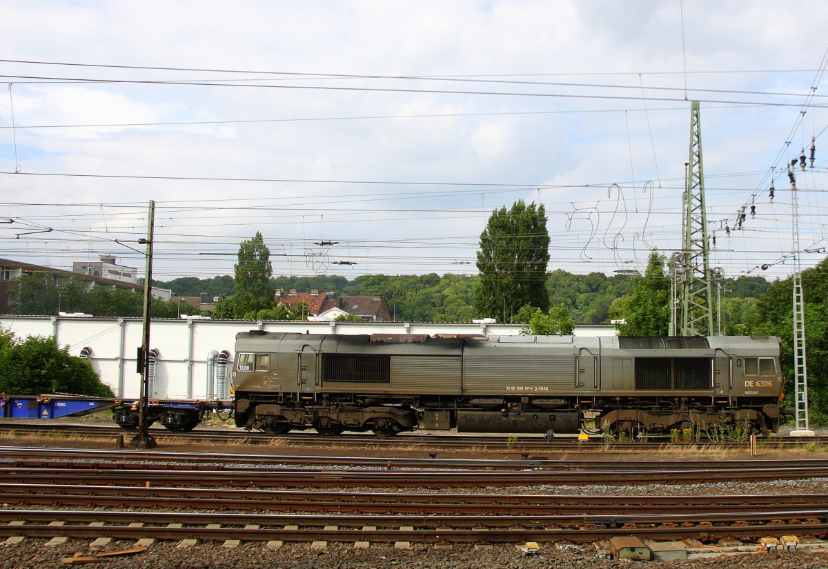 Die Class 66 DE6306 von DLC Railways fährt mit einem langen Bulkhaul-Ganzzug-Containerzug aus Melzo(I) nach Zeebrugge-Ramskapelle(B) bei Ausfahrt aus Aachen-West und fährt in Richtung Montzen/Belgien. Aufgenommen vom Bahnsteig in Aachen-West bei Wolken am Abend vom 13.6.2014.