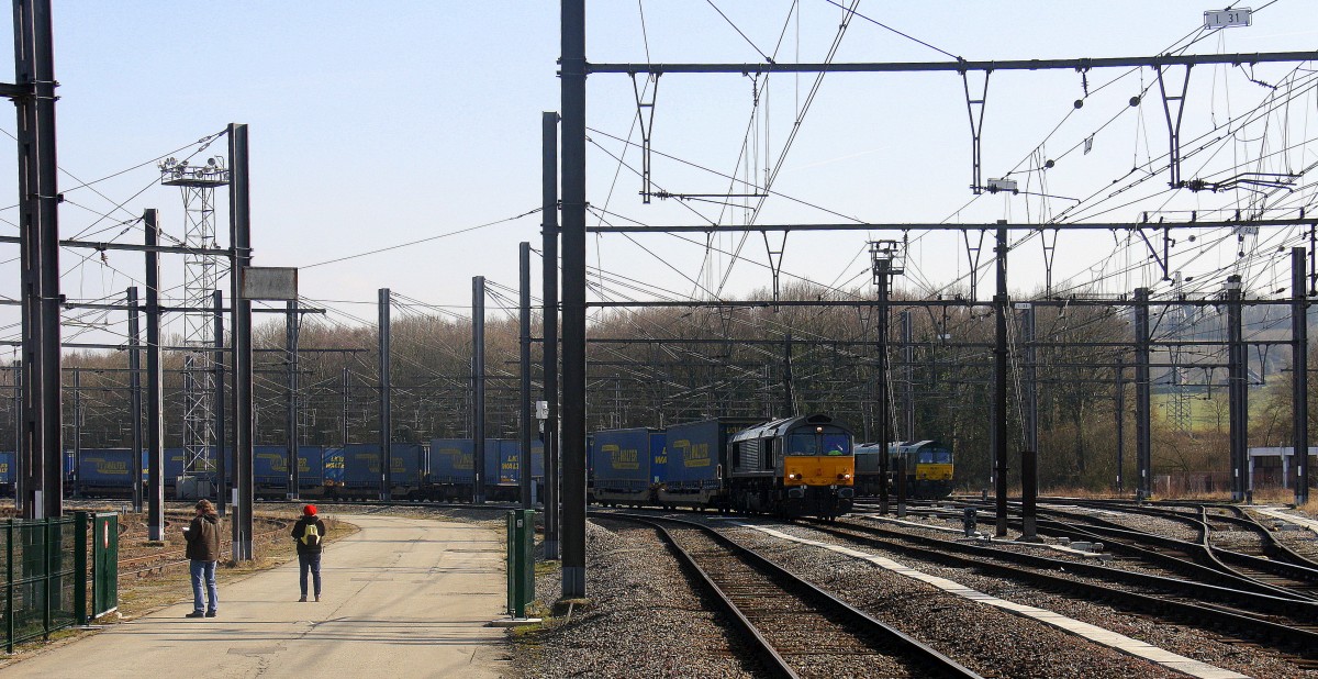 Die Class 66 DE6306 von DLC Railways steht in Montzen-Gare(B) mit einem LKW-Walter-Zug aus Novara(I) nach Genk-Goederen(B) und wartet auf die Weiterfahrt nach Vise.
Aufgenommen in Montzen-Gare(B).
Bei schönem Sonnenschein am Nachmittag vom 13.3.2016. 
