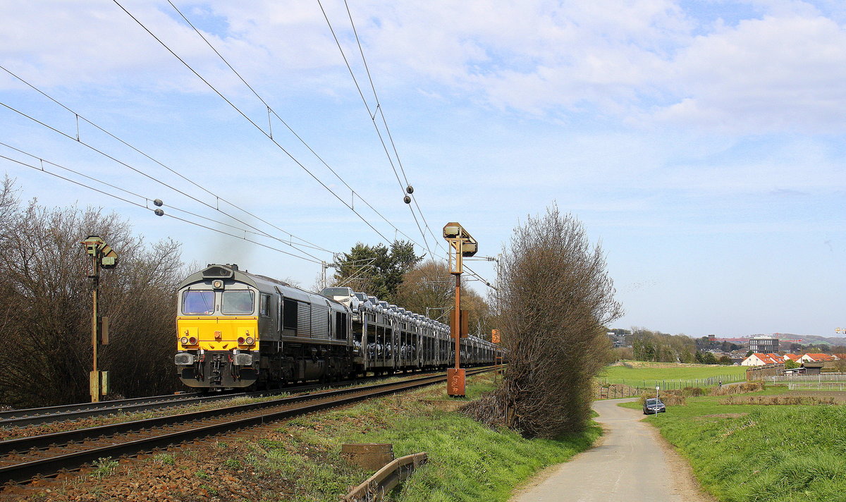 Die Class 66 DE6306 von DLC Railways kommt mit viel Dieselpower die Gemmenicher-Rampe hochgefahren aus Richtung Aachen-West in Richtung Montzen/Belgien mit einem langen  Hyundai-Autozug aus Polen nach Belgien.
Aufgenommen an der Montzenroute am Gemmenicher-Weg.
Bei schönem Frühlingswetter am Nachmittag vom 11.4.2016.