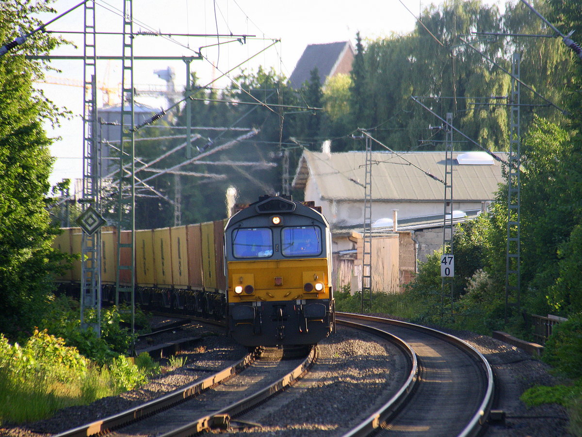 Die Class 66 DE6307 von Crossrail kommt als Umleiter mit einem MSC-Containerzug aus Antwerpen-Berendrecht(B) nach Germersheim(D) und kommt aus Richtung Aachen-West,Laurensberg,Richterich,Kohlscheid,Herzogenrath,Hofstadt,Finkenrath,Rimburg,Übach-Palenberg,Zweibrüggen,Frelenberg,Geilenkirchen,Süggerath,Lindern,Brachelen,Hückelhoven-Baal,Baalund fährt durch Erkelenz in Richtung Herrath,Beckrath,Wickrath,Rheydt-Hbf,Mönchengladbach-Hbf. 
Aufgenommen vom Bahnsteig 1 in Erkelenz.
Bei Sommerwetter am Abend vom 7.6.2017.