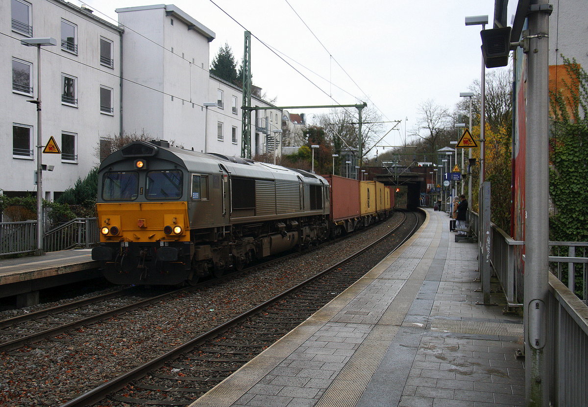 Die Class 66 DE6307 von Crossrail kommt aus Richtung Köln,Aachen-Hbf und fährt durch Aachen-Schanz mit einem MSC-Containerzug aus  Germersheim(D) nach Antwerpen-Berendrecht(B) und fährt in Richtung Aachen-West. 
Aufgenommen vom Bahnsteig von Aachen-Schanz. 
Am Kalten Nachmittag vom 9.12.2017.