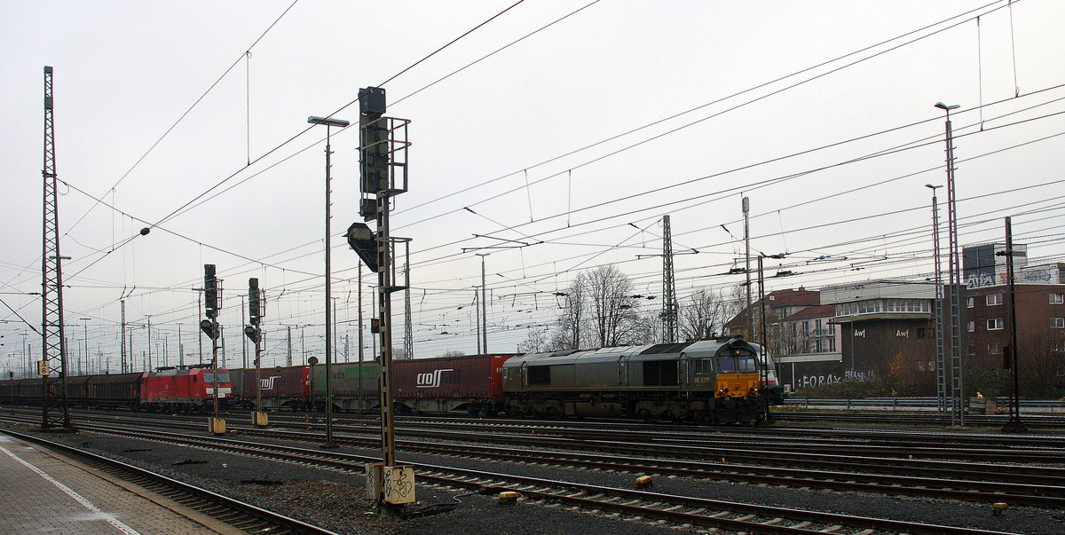 Die Class 66 DE6307 von Crossrail fährt mit einem  Güterzug aus Novara-Boschetto(I) nach Genk-Haven(B) bei der Ausfahrt aus Aachen-West in Richtung Montzen/Belgien. 
Aufgenommen vom Bahnsteig in Aachen-West. 
Am Kalten Nachmittag vom 17.12.2017. 