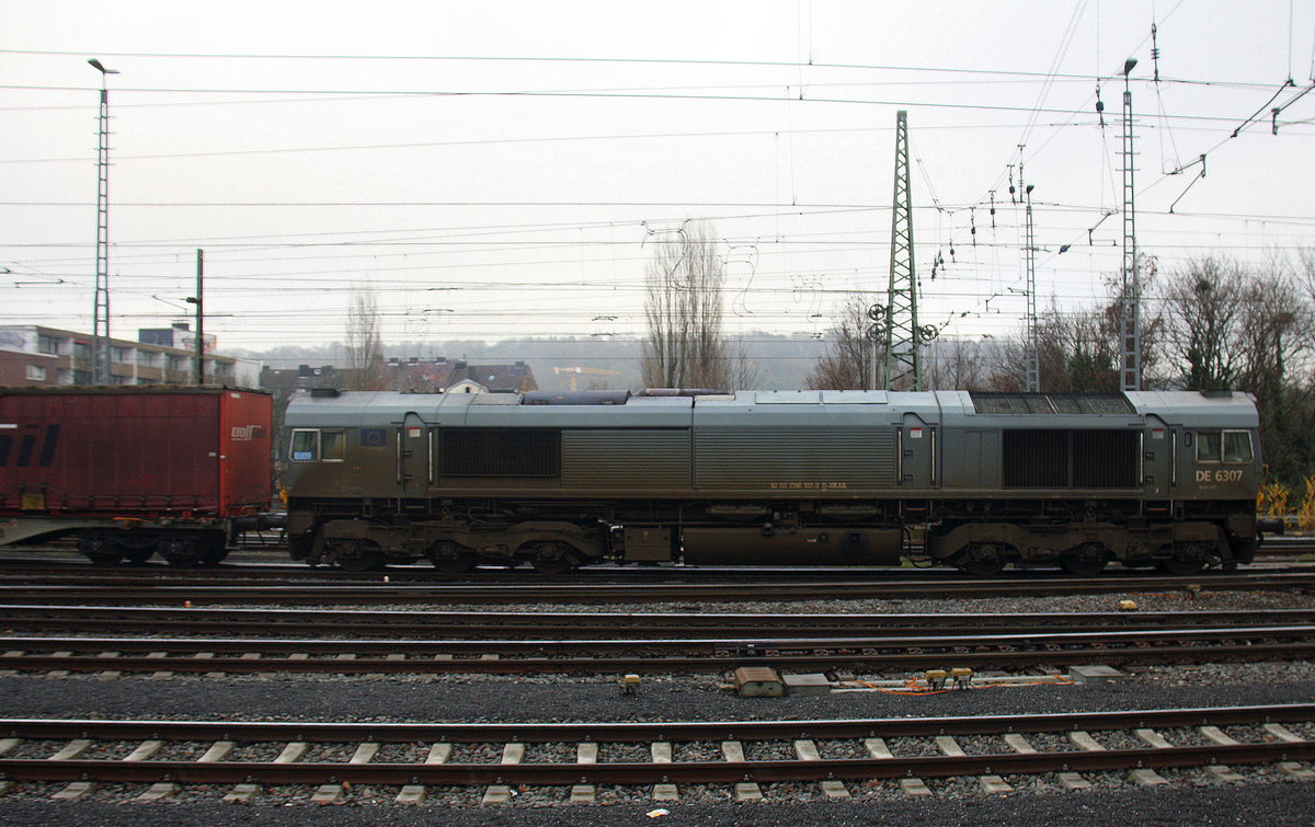 Die Class 66 DE6307 von Crossrail fährt mit einem Güterzug aus Novara-Boschetto(I) nach Genk-Haven(B) bei der Ausfahrt aus Aachen-West in Richtung Montzen/Belgien. 
Aufgenommen vom Bahnsteig in Aachen-West. 
Am Kalten Nachmittag vom 17.12.2017.