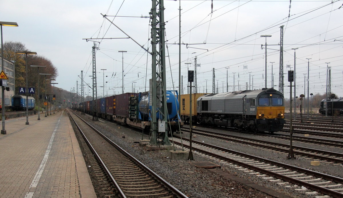 Die Class 66 DE6307 von Crossrail steht in Aachen-West mit einem Güterzug.
Aufgenommen vom Bahnsteig in Aachen-West. 
Bei Wolken am Kalten Nachmittag vom 20.11.2018.