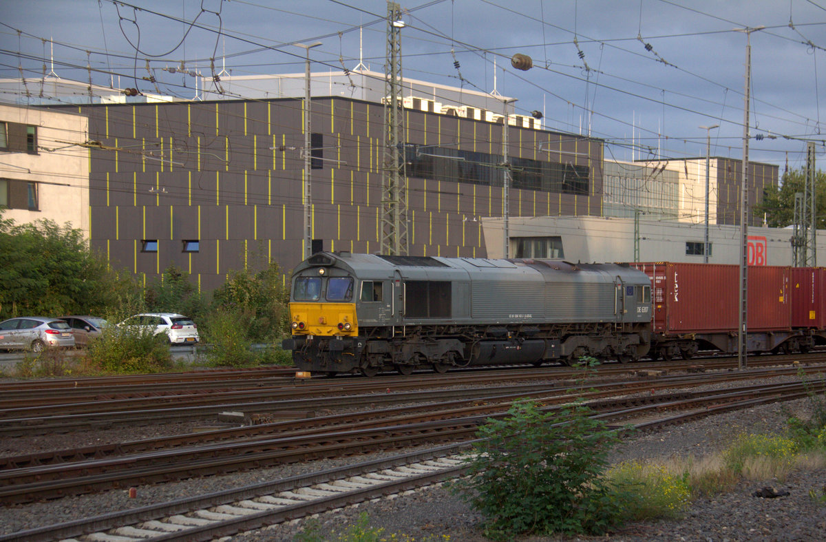 Die Class 66 DE6307 von Crossrail  kommt aus Richtung Köln mit einem langen MSC-Containerzug aus Germersheim(D) nach Antwerpen-Krommenhoek(B) und kommt aus Köln-Süd,Köln-West,Köln-Ehrenfeld,Kerpen,Horrem,Buir,Merzenich,Düren,Langerwehe,Eschweiler-Hbf,Stolberg-Hbf(Rheinland),Aachen-Eilendorf,Aachen-Rothe-Erde,Aachen-Hbf,Aachen-Schanz und fährt in Aachen-West ein.
Aufgenommen vom Bahnsteig in Aachen-West.
Bei Sonne und Wolken am Abend vom 13.9.2019.  