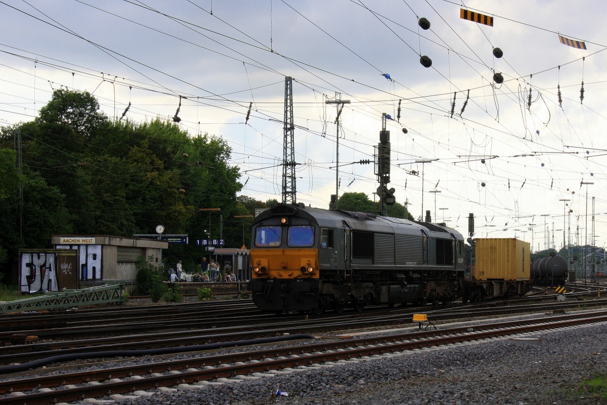 Die Class 66 DE6307 von DLC Railways fhrt mit viel Qualm mit einem sehr langen MSC-Containerzug aus Weil Am Rhein(D) nach Antwerpen-Berendrecht(B)  bei der Ausfahrt von Aachen-West in Richtung Montzen/Belgien bei Sonne un Wolken am 31.8.2013.