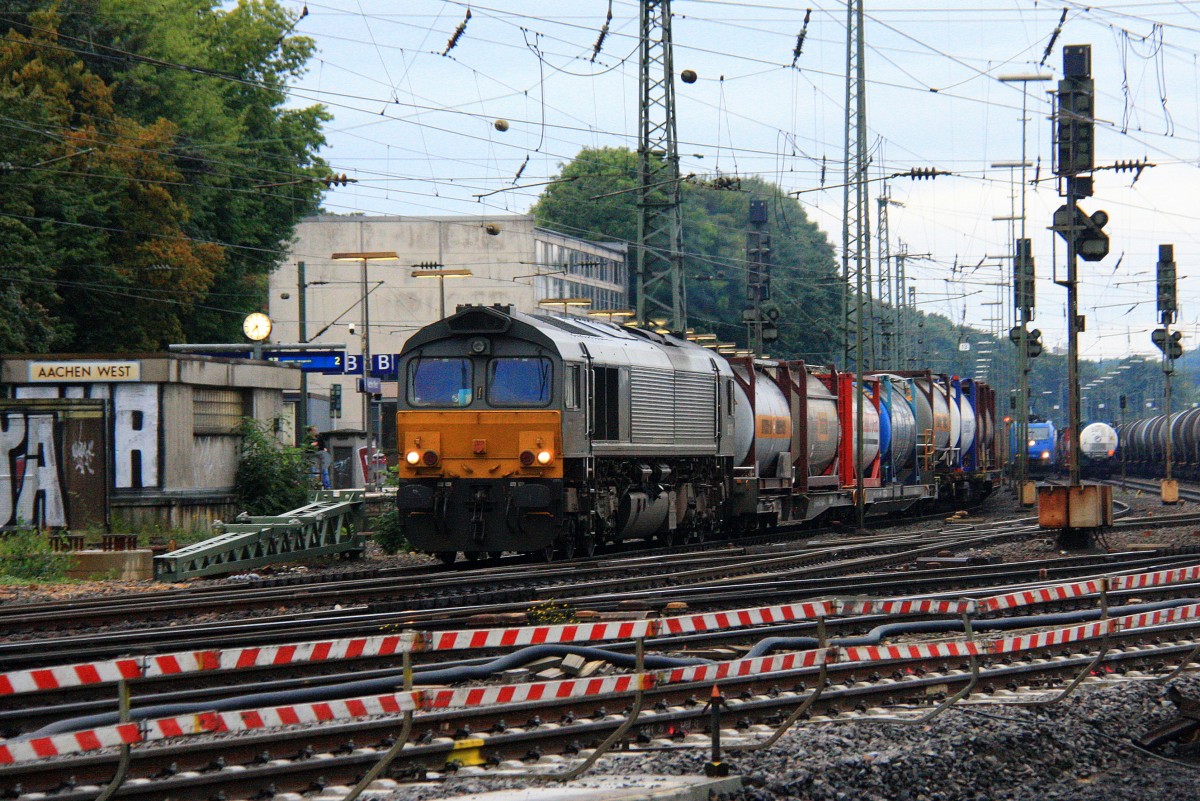 Die Class 66 DE6307 von DLC Railways fhrt mit viel Qualm mit einem sehr langen Containerzug aus Ludwigshafen-BASF nach Zeebrugge-Ramskapelle(B) bei der Ausfahrt aus Aachen-West und fhrt in Richtung Montzen/Belgien bei Regenwolken in der Abendstimmung am 14.9.2013. 