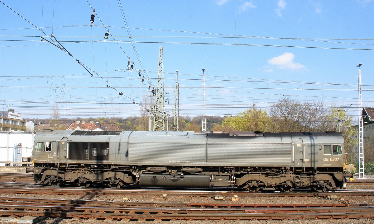 Die Class 66 DE6307 von DLC Railways rangiert in Aachen-West.
Aufgenommen vom Bahnsteig in Aachen-West bei schönem Frühlingswetter am 28.3.2014. 