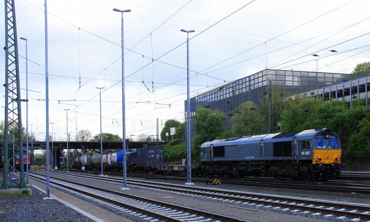 Die Class 66 DE6307 von DLC Railways kommt aus Richtung Montzen/Belgien mit einem  langen Containerzug aus Zeebrugge-Ramskapelle(B) nach Segrate(I) und fährt in Aachen-West ein bei Sonne und Wolken am Nachmittag vom 18.4.2014.
