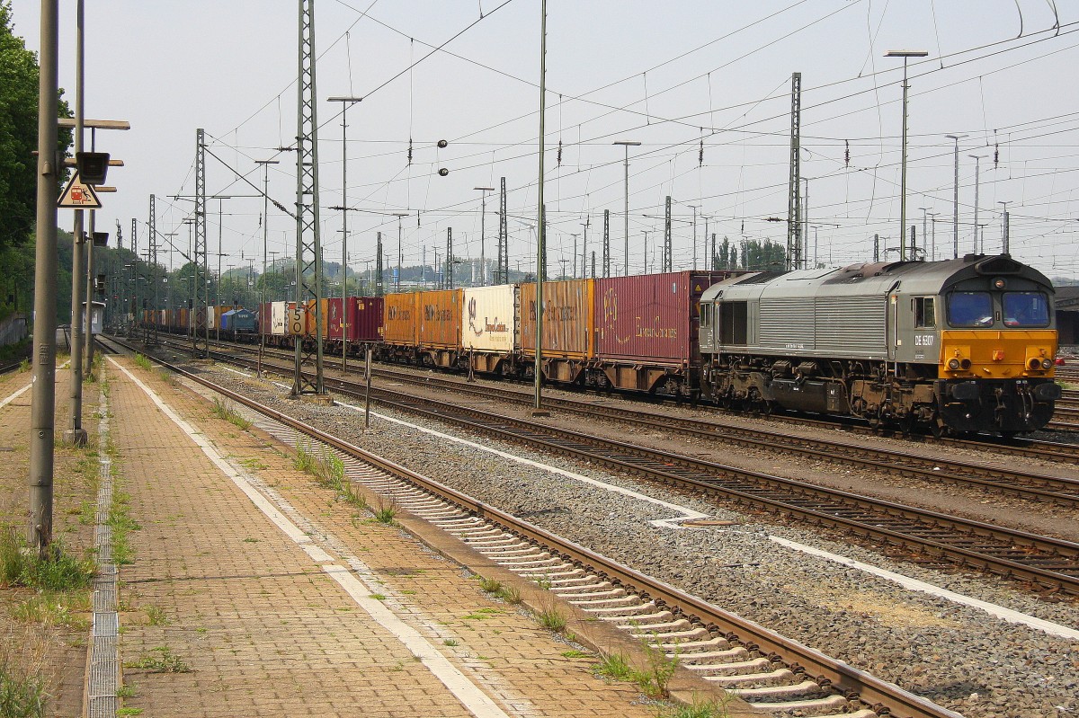 Die Class 66 DE6307 von DLC Railways  steht in Aachen-West mit einem sehr langen Containerzug und wartet auf die Abfahrt nach Zeebrugge(B). 
Aufgenommen vom Bahnsteig in Aachen-West bei Sonne am Nachmittag vom 25.4.2014.