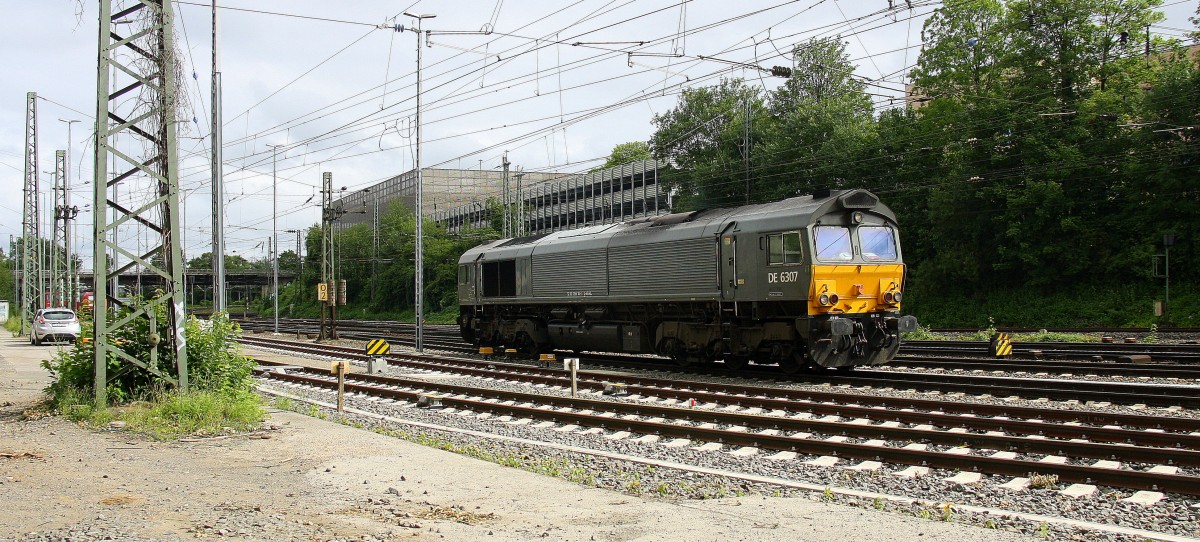 Die Class 66 DE6307 von DLC Railways rangiert in Aachen-West bei Sonne und Regenwolken am 5.7.2014.