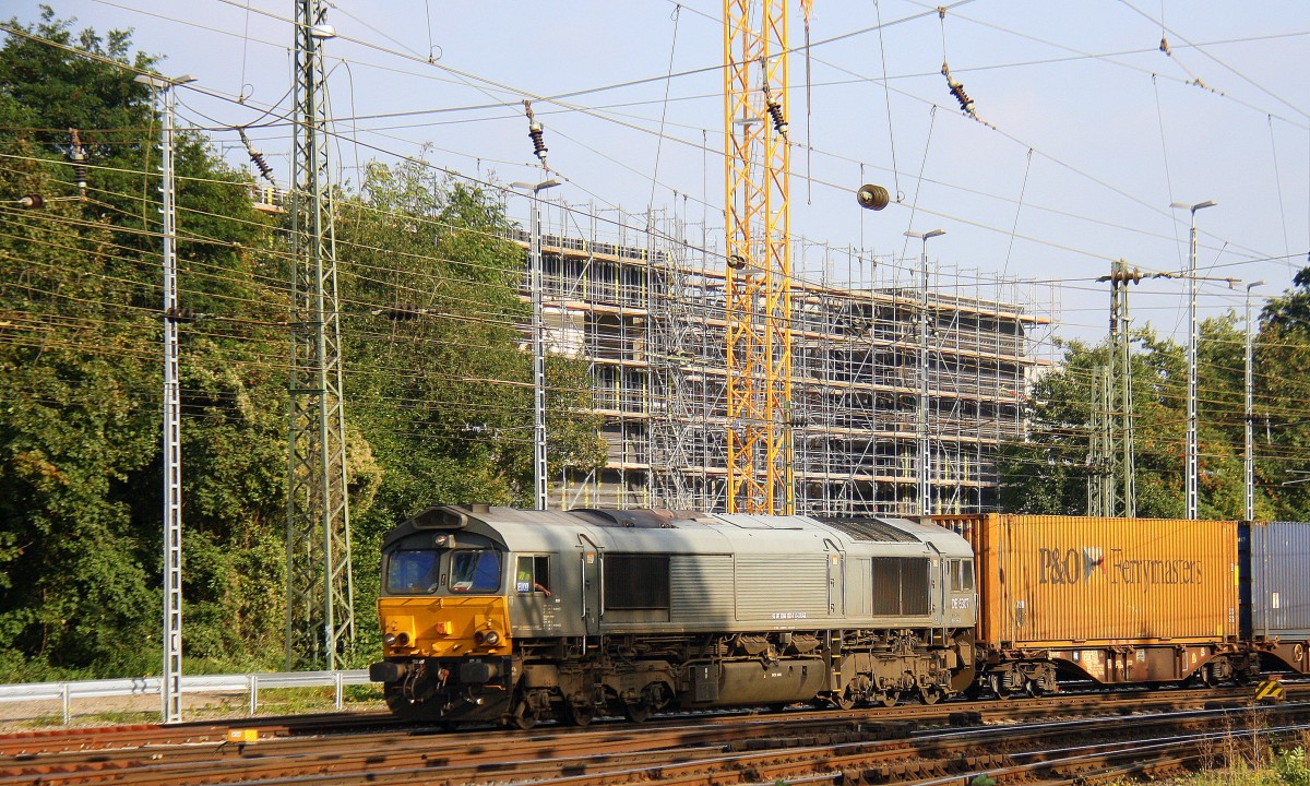Die Class 66 DE6307 von DLC Railways kommt aus Richtung Montzen/Belgien mit einem langen P&O Ferrymasters Containerzug aus Zeebrugge(B) nach Gallarate(I) und fährt in Aachen-West ein.
Aufgenommen vom Bahnsteig in Aachen-West bei schönem Sonnenschein am Abend vom 12.9.2014.