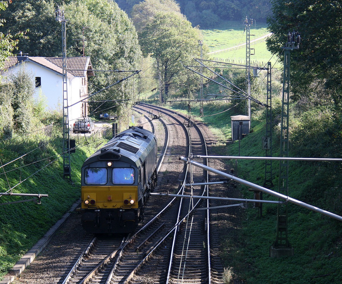 Die Class 66 DE6307 von DLC Railways kommt die Gemmenicher-Rampe hochgefahren und fährt als Lokzug aus Aachen-West nach Montzen-Gare(B) und fährt gleich in den Gemmenicher-Tunnel hinein.
Aufgenommen in Reinartzkehl an der Montzenroute bei schönem Herbstwetter am Vormittag vom 4.10.2014. 