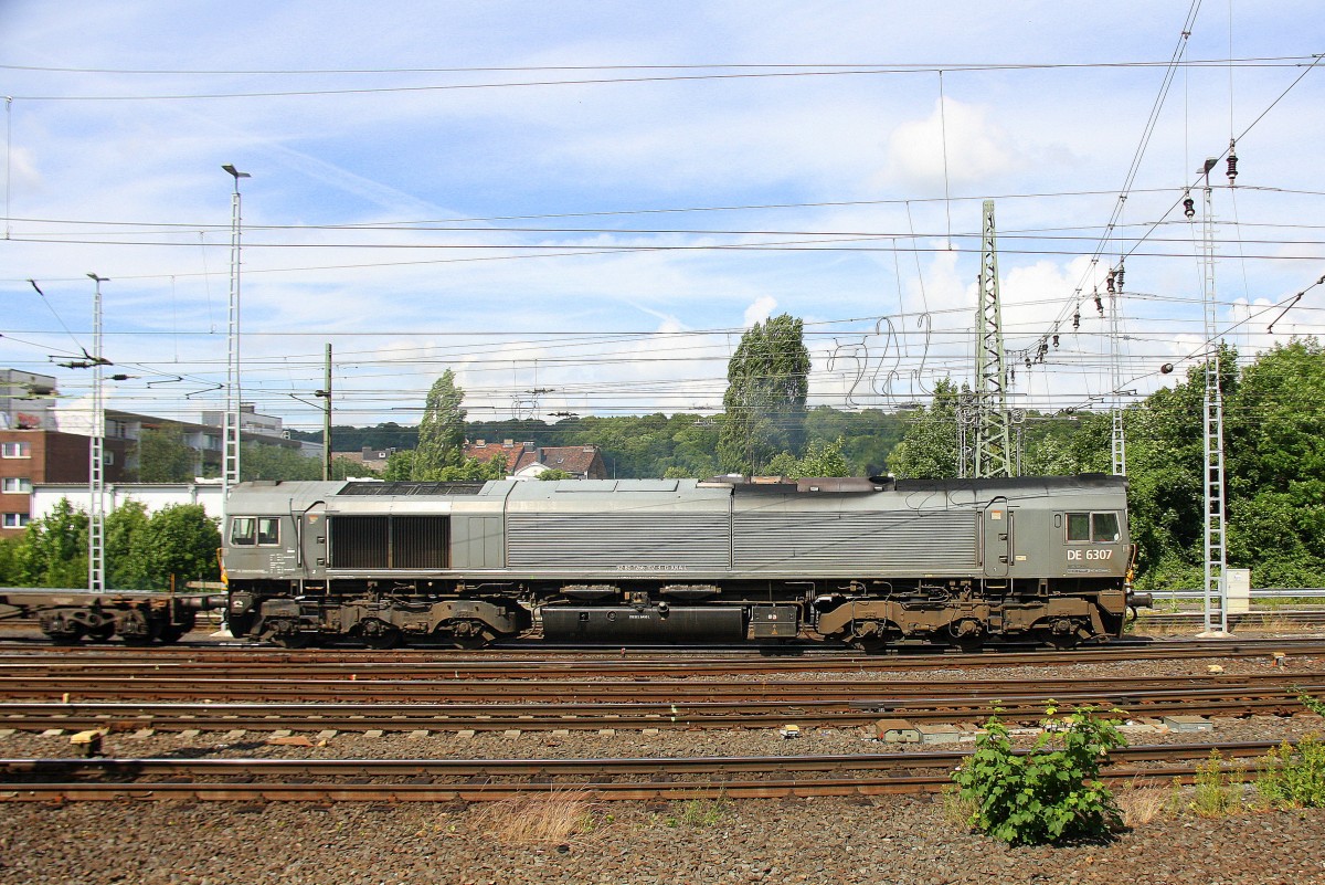 Die Class 66 DE6307 von DLC Railways fährt mit einem langen Containerzug aus  Ludwigshafen-BASF nach Zeebrugge-Ramskapelle(B) bei der Ausfahrt von Aachen-West und fährt in Richtung Montzen/Belgien.
Aufgenommen vom Bahnsteig in Aachen-West. 
Bei Sonne und Regenwolken am Nachmittag vom 21.6.2015.