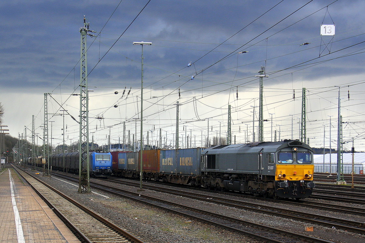 Die Class 66 DE6307 von DLC Railways steht in Aachen-West mit einem Containerzug aus  Milano(I) nach Zeebrugge-Ramskapelle(B) und wartet auf die Abfahrt nach Belgien.
Aufgenommen vom Bahnsteig in Aachen-West. 
Bei Regenwolken am Abend vom 7.4.2016.