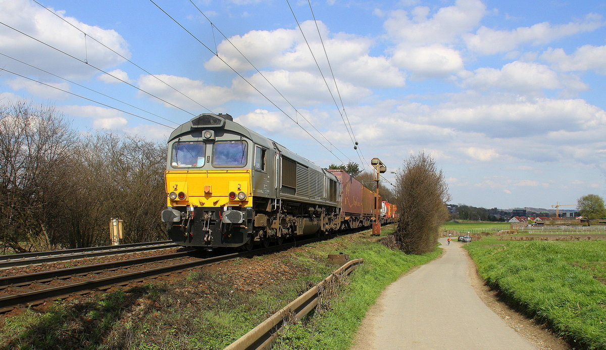 Die Class 66 DE6307 von DLC Railways  kommt die Gemmenicher-Rampe falschen Gleis hochgefahren aus Richtung Aachen-West mit einem langen Containerzug aus Milano(I) nach Zeebrugge-Ramskapelle(B). 
Aufgenommen an der Montzenroute am Gemmenicher-Weg. 
Bei schönem Frühlingswetter am 9.4.2016. 