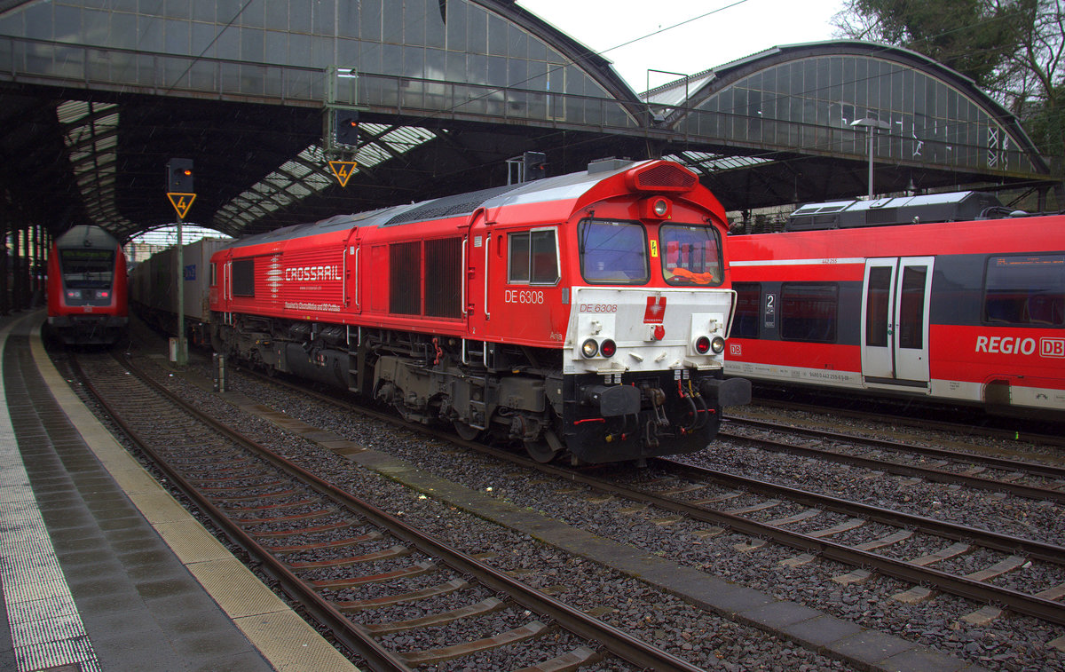 Die Class 66 DE6308  Anja  von Crossrail  kommt aus Richtung Köln mit einem Güterzug aus Köln-Eifeltor(D) nach Genk-Haven(B) und fährt durch den Aachener-Hbf in Richtung Aachen-Schanz,Aachen-West.
Aufgenommen vom Bahnsteig 2 vom Aachen-Hbf. 
Bei Regenwetter am Nachmittag vom 27.3.2018.