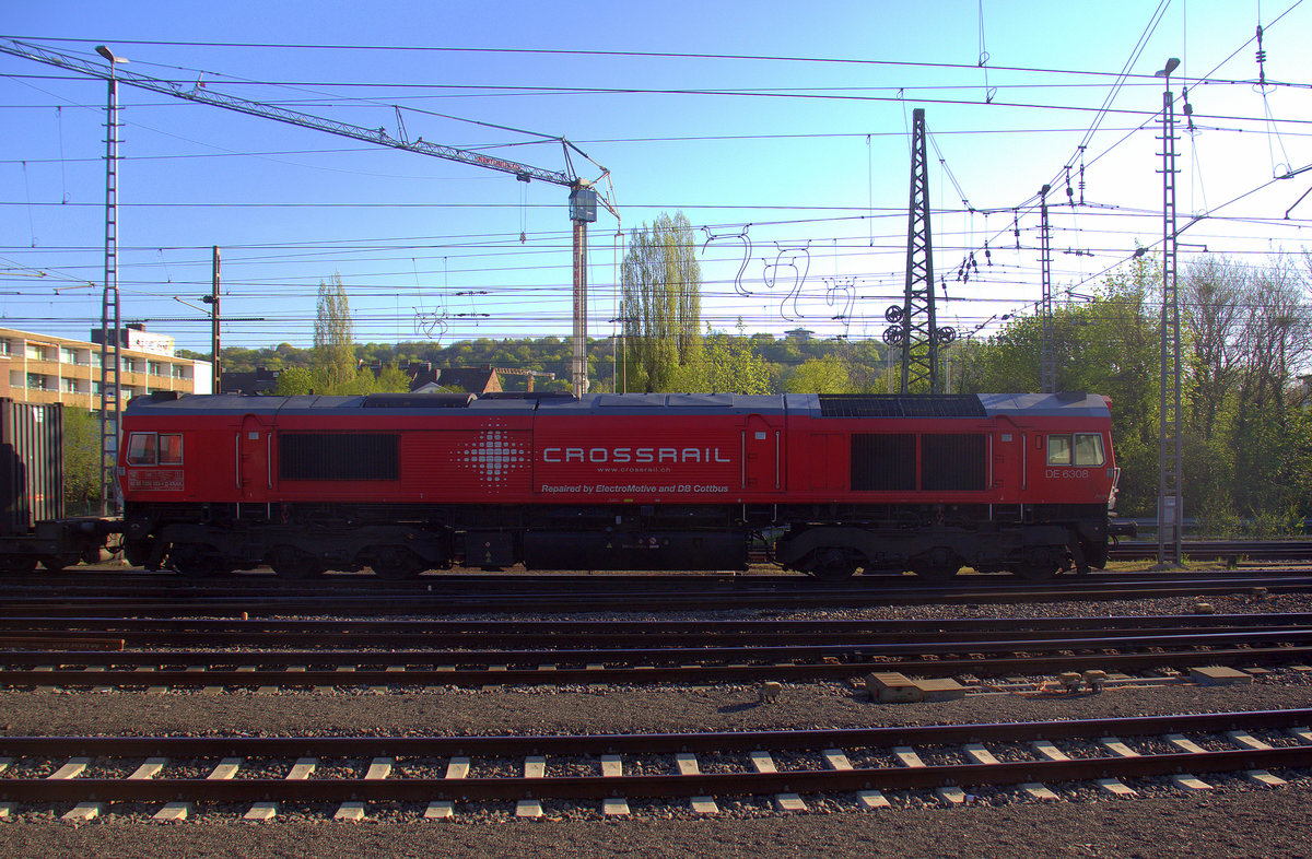 Die Class 66 DE6308  Anja  von Crossrail fährt mit viel Dieselpower mit einem Güterzug aus Italien nach Belgien bei der Ausfahrt aus Aachen-West und fährt in Richtung Montzen/Belgien. Aufgenommen vom Bahnsteig in Aachen-West. 
Bei Sommerwetter am 19 April 2018. 
Aufgenommen am Morgen vom 19.4.2018. 