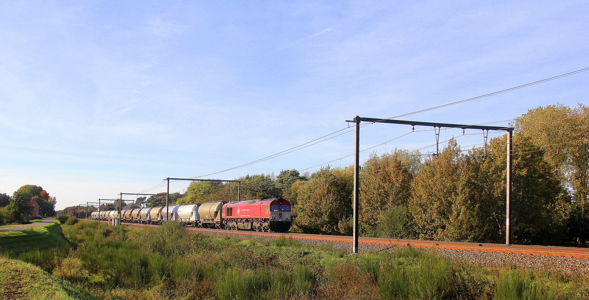 Die Class 66 DE6308  Anja  von Crossrail kommt mit einem Silozug aus Herentals(B) nach Augsburg(D) und kommt aus Richtung Diest(B) und fährt durch Lummen-Linkhout(B) in Richtung Hasselt(B),Tongeren(B),Vise(B),Montzen(B),Aachen-West(D). 
Aufgenommen in Lummen-Linkhout(B). 
Bei schönem Herbstwetter am Nachmittag vom 13.10.2018. 