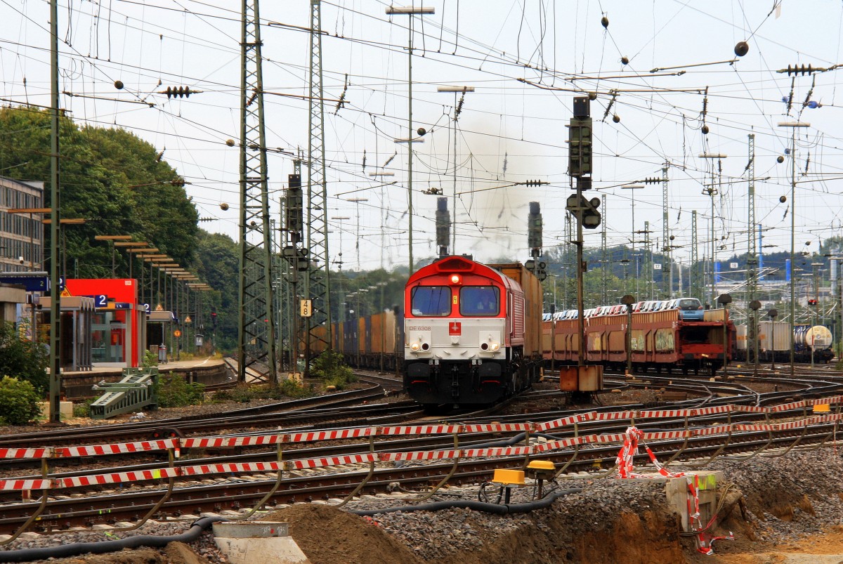 Die Class 66 DE6308  Anja  von Crossrail f�hrt mit viel Dieselpower mit einem langen P&O Ferrymasters Containerzug aus Gallarate(I) nach Zeebrugge(B) bei der Ausfahrt von Aachen-West und f�hrt in Richtung Montzen/Belgien bei Sonne und Wolken am 29.9.2013.