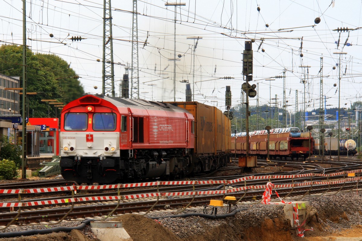 Die Class 66 DE6308  Anja  von Crossrail f�hrt mit viel Qualm mit einem langen P&O Ferrymasters Containerzug aus Gallarate(I) nach Zeebrugge(B) bei der Ausfahrt von Aachen-West und f�hrt in Richtung Montzen/Belgien bei Sonne und Wolken am 29.9.2013.