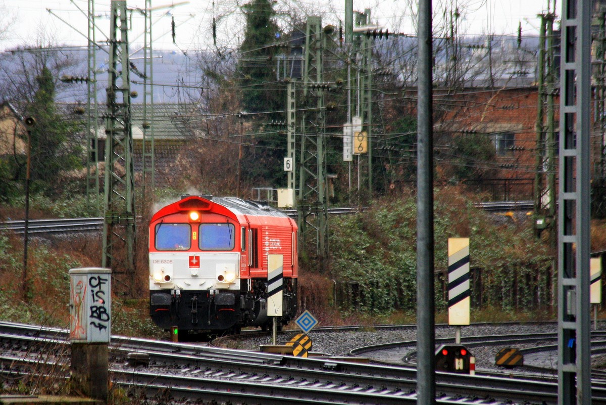 Die Class 66 DE6308  Anja  von Crossrail der Lokführer startet den Motor in Aachen-West. 
Aufgenommen von der Treppe zur Turmstraße in Aachen bei strömenden Regen am Nachmittag vom 8.2.2014. 