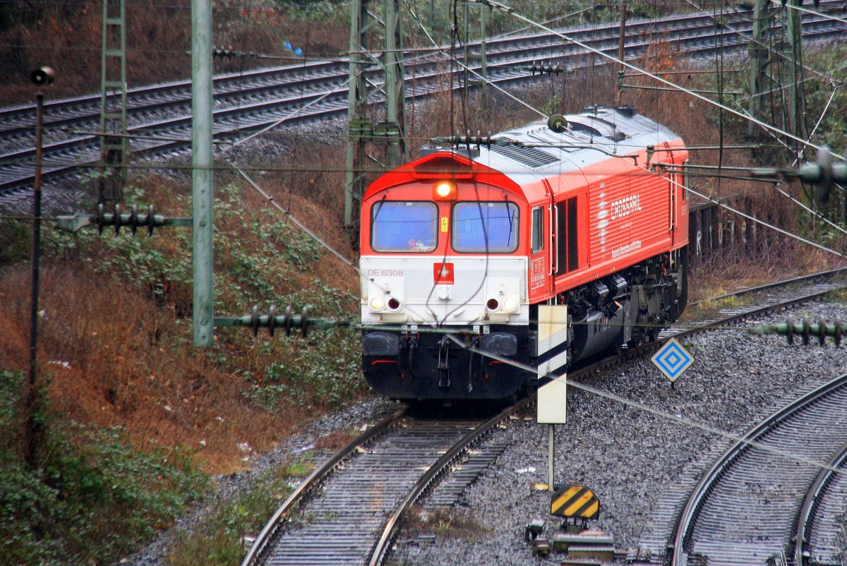 Die Class 66 DE6308  Anja  von Crossrail steht mit Licht und Motor an in Aachen-West.
Aufgenomen von der Brücke der Turmstraße in Aachen bei Regenwetter am Nachmittag vom 8.2.2014.