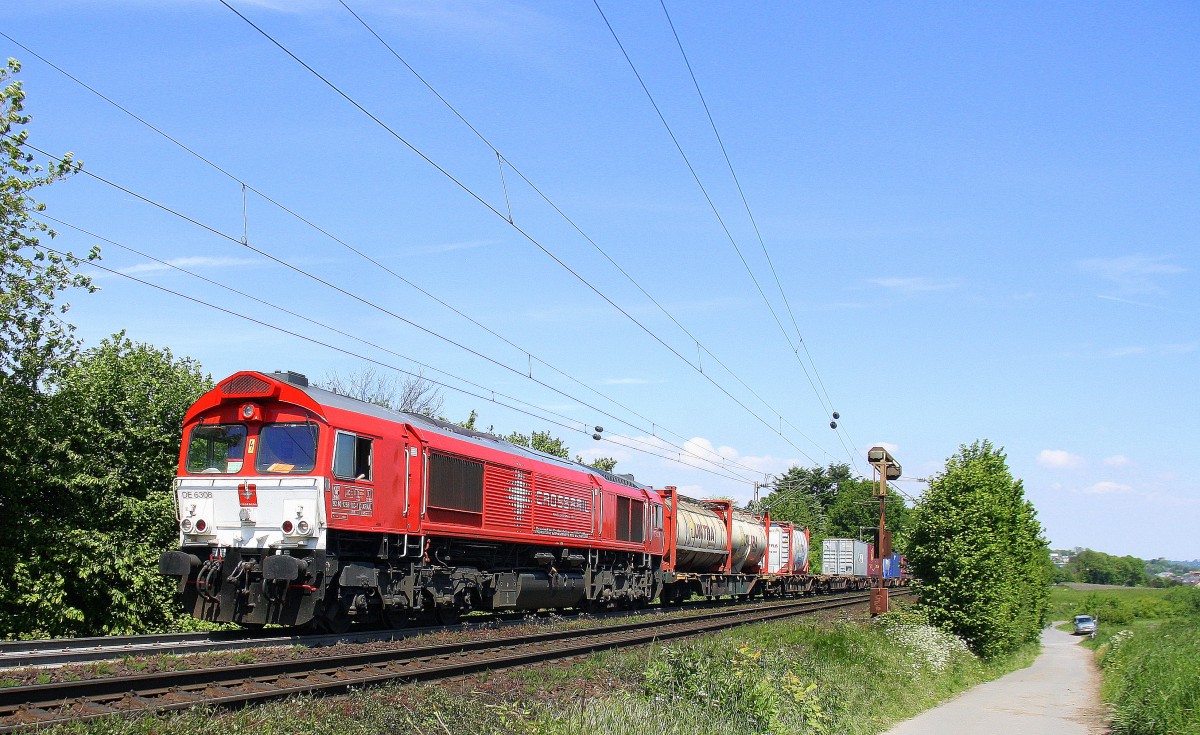 Die Class 66 DE6308  Anja  von Crossrail kommt mit viel Dieselpower die Gemmenicher-Rampe hochgefahren aus Richtung Aachen-West in Richtung Montzen/Belgien mit einem langen Containerzug aus Novara(I) nach Zeebrugge-Ramskapelle(B). Aufgenommen an der Montzenroute am Gemmenicher-Weg bei schönem Sommerwetter am Nachmittag vom 18.5.2014.
